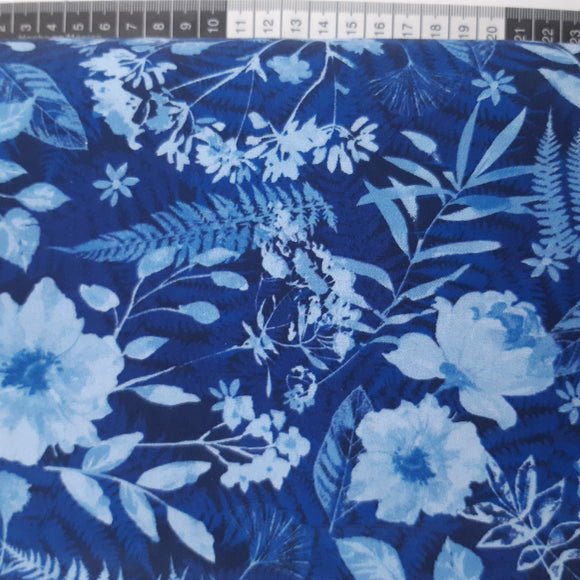 Patchwork stof, smukt stof, blå med blomster bregner og bladranker i stort mønster.