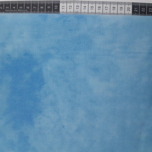 Patchwork stof, blå tone i tone, super god til at lave skyer med. farve 605