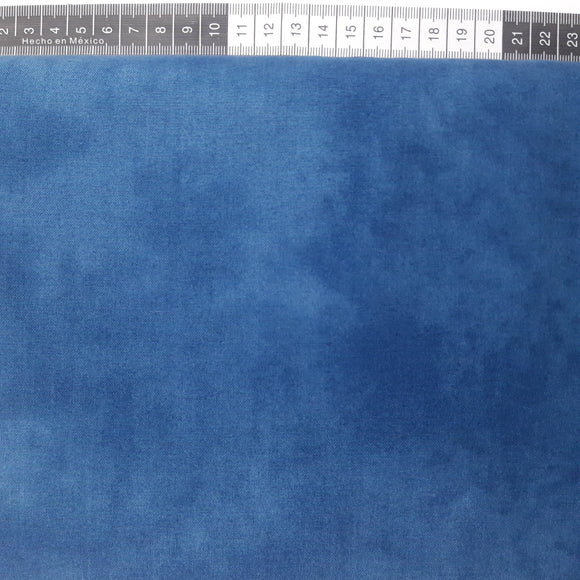 Patchwork stof, blå/marine tone i tone, super god til at lave skyer med. farve 612