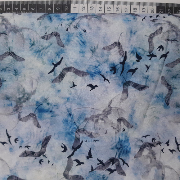 Patchwork stof, lys blå meleret med fugle og helikopterfrø fra ahorn.