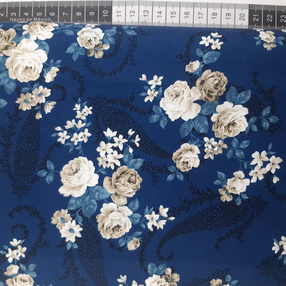 Patchwork stof, mørk blå med hvide roser og  buketter.