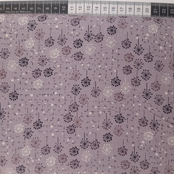 Patchwork stof, lys lilla med små frøstande og streger.