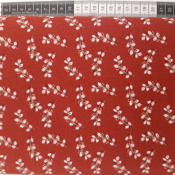 Patchwork stof, rød med rosa blomsterranker