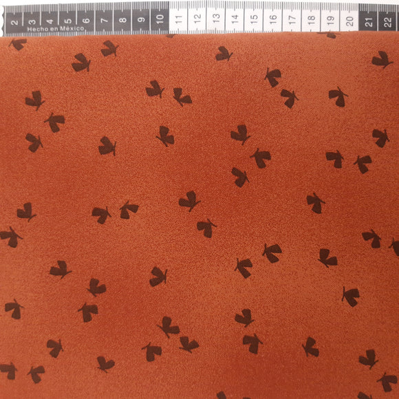 Patchwork stof, mørk rød med natsværmere.