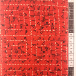 Patchwork stof rød bund motiv med målebånd
