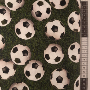 Patchwork stof grøn bund med fodbolde på græs