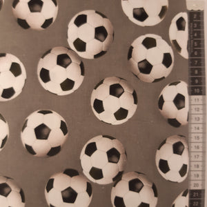 Patchwork stof grå bund med fodbolde.