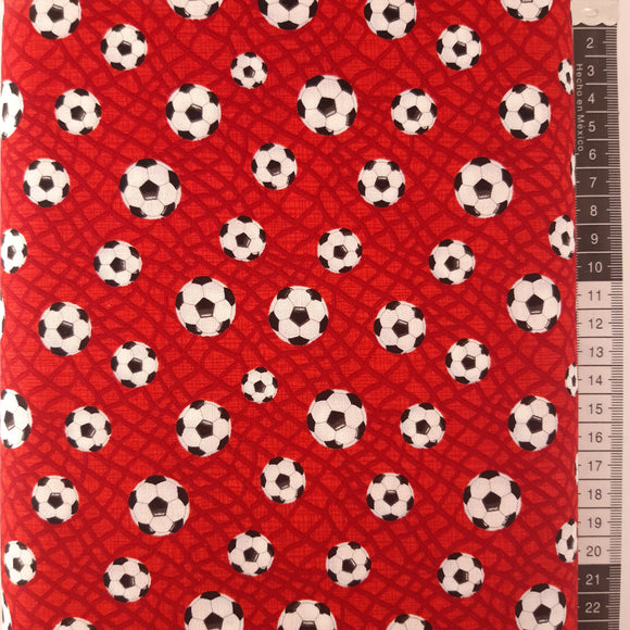 Patchwork stof rød bund motiv sorte og hvide fodbolde