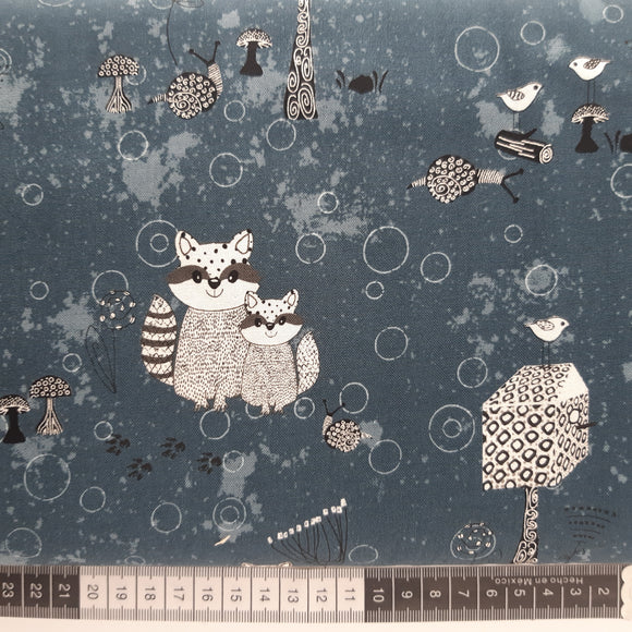 Patchwork stof grå blå bund med fugle og vaskebjørn