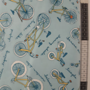 Patchwork stof blå bund med tekst og cykler