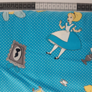 Patchwork stof klar blå bund med eventyr figurer, Alice in Wonderland fra Disney
