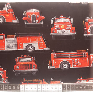 Patchwork stof, røde brandbiler på sort bund