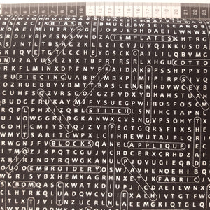 Patchwork stof, med tekst i hvid og sort bund farve