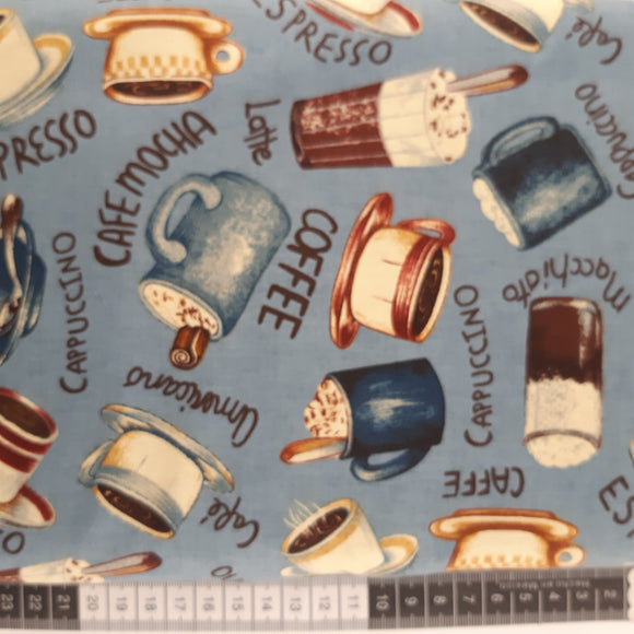 Patchwork stof, blå bund med kaffekopper og tekst