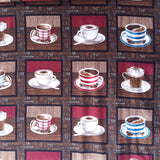 Panel Patchwork stof, brun bund med tekst om kaffe og kaffekopper