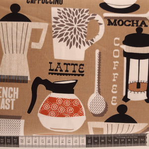 Patchwork stof, beige bund med tekst om kaffe kander og kopper