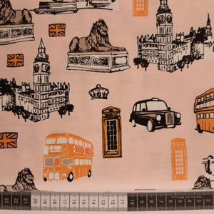 Patchwork stof, lyserød bund med engelske taxi og dobbeltdækker bus, telefon box og seværdigheder