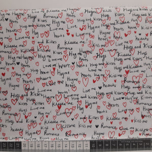 Patchwork stof, sort skråskrift på hvid og røde hjerter tekst
