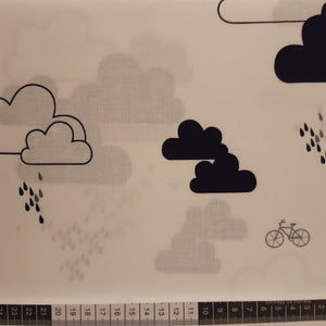 Patchwork stof, hvid bund med marine blå skyer regndråber og cykel
