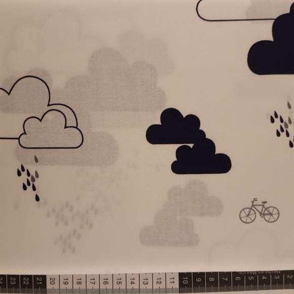 Patchwork stof, hvid bund med marine blå skyer regndråber og cykel