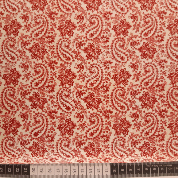 Patchwork stof, råhvid bund med rødt sjals mønster
