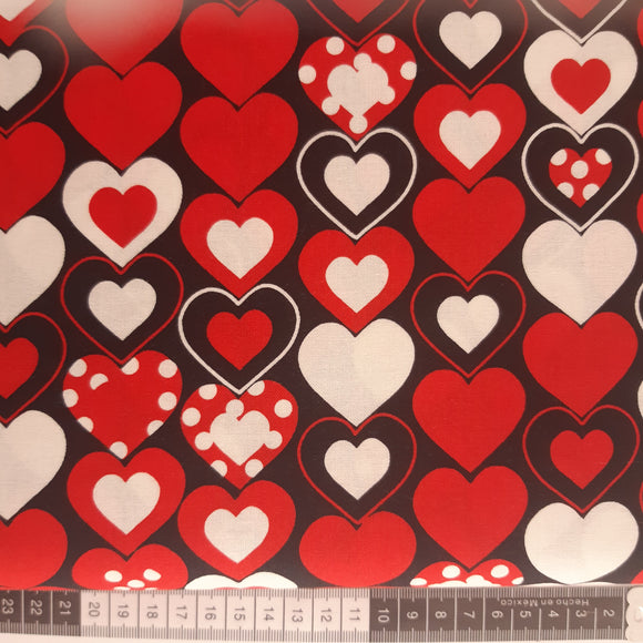 Patchwork stof, sort med røde og hvide hjerter