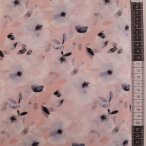 Patchwork stof, lyserød med hvide blå/grå akvarel blomster