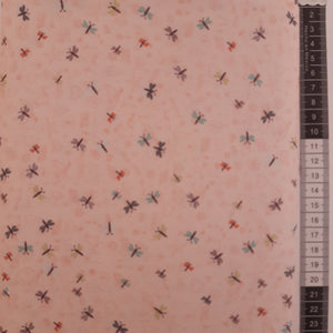 Patchwork stof, lyserød med guldsmede og sommerfugle på bund med tekst og dyr