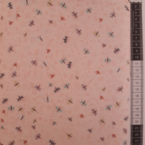 Patchwork stof, lyserød med guldsmede og sommerfugle på bund med tekst og dyr