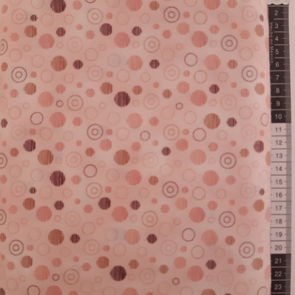 Patchwork stof, lyserød meleret med mørkere cirkler og prikker i forskellig størrelse