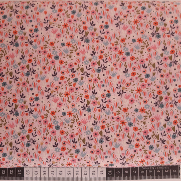 Patchwork stof, lyserød pink med blomstereng små mønstret
