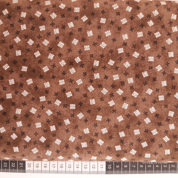 Patchwork stof, brun bund med små hvide og sorte geometriske figurer