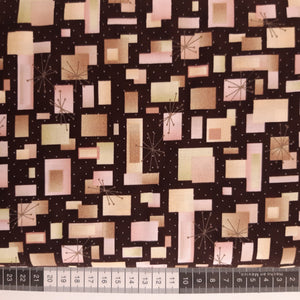 Patchwork stof, brun med lyserøde og lysegrønne firkantede figurer