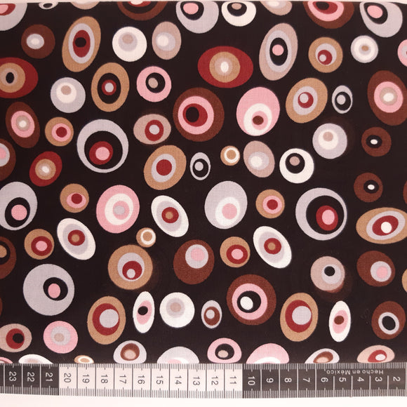 Patchwork stof, rødbrun med bordeaux, lyserøde, grå, hvide og brune ovale figurer