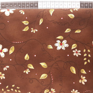 Patchwork stof, mørkebrun med søde blomster, bladranker og tekst