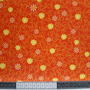 Patchwork stof, klar orangerød med gule blomster og ranker