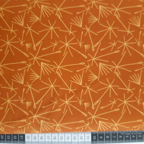 Patchwork stof, mørk orange med lysere grafisk mønster