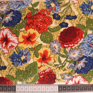 Patchwork stof, gul med blå og røde blomster og grønne blade