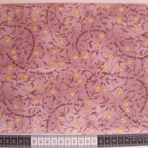 Patchwork stof, lys gammelrosa med gule mini blomster bladranger og skrift