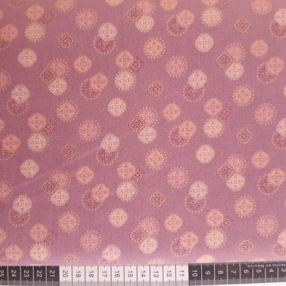 Patchwork stof, lys gammelrosa/lilla med lyserøde og beige rosetter