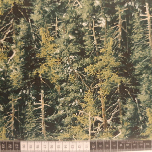 Patchwork stof, grøn skov med nåletræer