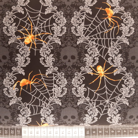 Patchwork stof, halloween sort meleret med dødningehoveder, bladranker med spindelsvæv