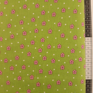 Patchwork stof, grøn med små lyserøde blomster og hvide prikker