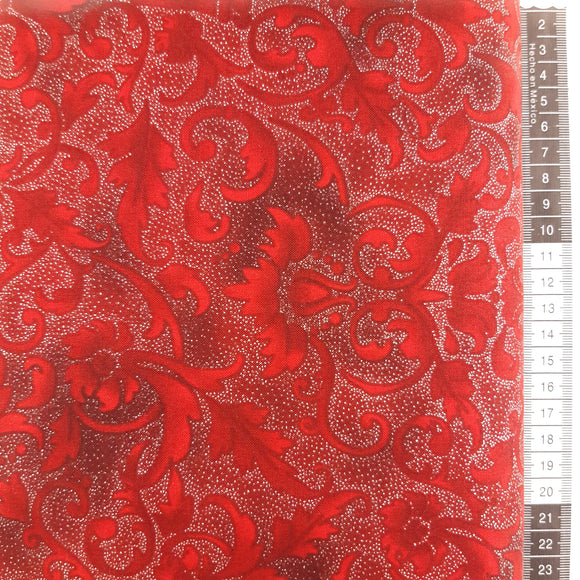 Patchwork stof, meleret rød og stort smukt mønster i sølv.