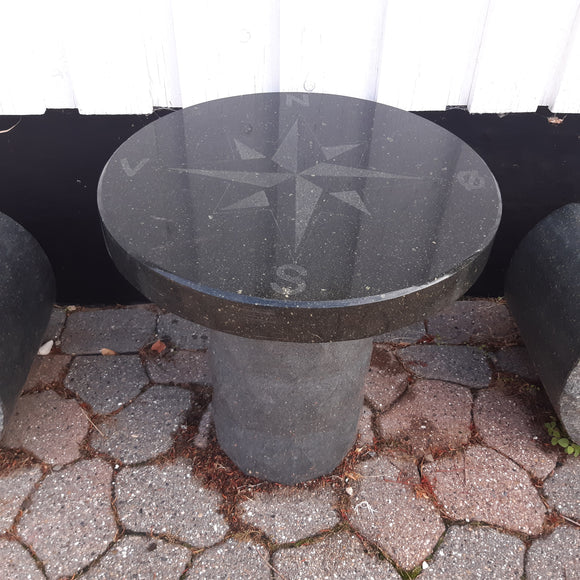 Bord med kompas rose på sokkel i grå granit Ø 54cm H 57 cm 90 kg
