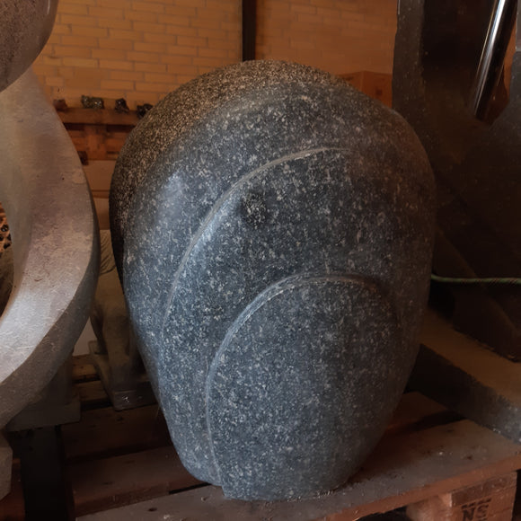 Æg abstrakt i poleret og stavbrændt grå granit H 60 cm B 50 cm 270 kg