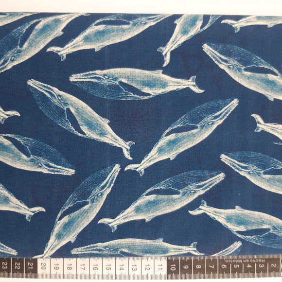 Patchwork stof, marineblå med råhvide hvaler
