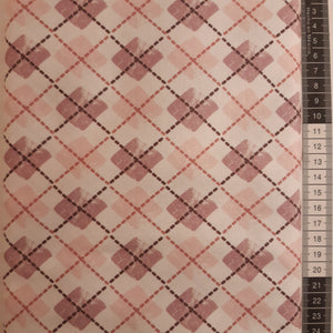 Patchwork stof, råhvid med gammelrosa firkanter, der danner mønster.