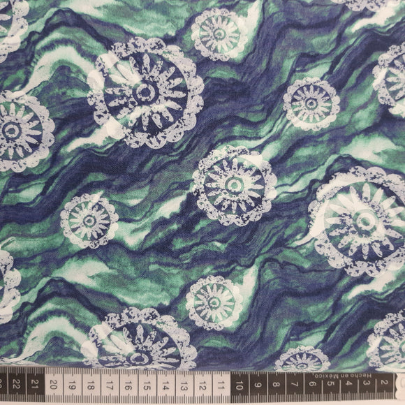 Patchwork stof, blå turkis grøn marmor bund med lyse blomster cirkler.