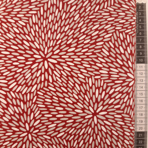 Patchwork stof, rød med fantastisk mønster i hvid og sølv.